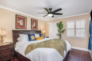 Un dormitorio con una cama con ventilador de techo. en Elegant Ground Floor King Bed Condo - ME2, en Melbourne 32 fotos más