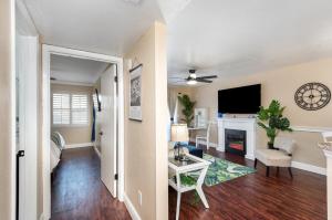 Una sala de estar con un sofá y una chimenea. en Elegant Ground Floor King Bed Condo - ME2, en Melbourne