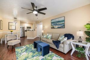 Una sala de estar con un sofá y un ventilador de techo. en Elegant Ground Floor King Bed Condo - ME2, en Melbourne