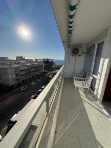 un balcon d'un immeuble avec vue sur une rue dans l'établissement Amenidades y terraza vista mar, à Punta del Este