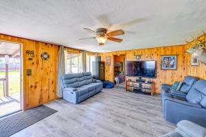 TV a/nebo společenská místnost v ubytování Hunt, Fish and Hike Home with Deck in Encampment