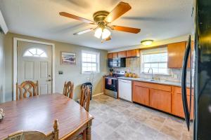 Kuchyň nebo kuchyňský kout v ubytování Hunt, Fish and Hike Home with Deck in Encampment + 16 fotografií