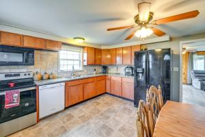 Kuchyň nebo kuchyňský kout v ubytování Hunt, Fish and Hike Home with Deck in Encampment