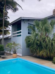 Bazén v ubytování CASA DE PRAIA COM PISCINA e AREA GOURMET nebo v jeho okolí