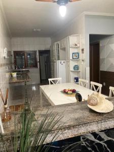 Kuchyň nebo kuchyňský kout v ubytování CASA DE PRAIA COM PISCINA e AREA GOURMET