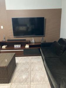 TV a/nebo společenská místnost v ubytování CASA DE PRAIA COM PISCINA e AREA GOURMET + 18 fotografií