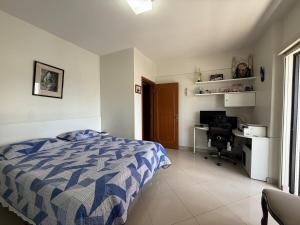 a bedroom with a bed and a desk and a computer at Apartamento COP30 de Alto Padrão in Belém +6 photos