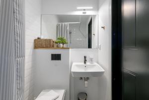 Ένα μπάνιο στο Modern Old Town view apartment +20 φωτογραφίες