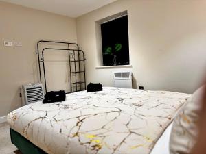 Un dormitorio con una cama con dos bolsas negras. en Royal Stay-Leeds City centre Apartment, en Central Station