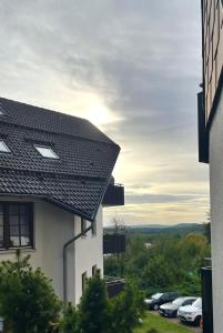 un edificio con auto parcheggiate in un parcheggio di FitNest, mitten im Harz beim Ravensberg a Bad Sachsa Altre 60 foto