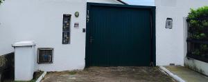 een groene deur aan de zijkant van een huis bij Casa Maria do Mar in Florianópolis