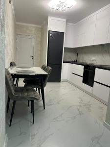 Kuchyň nebo kuchyňský kout v ubytování Urban Comfort Apartment