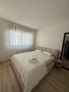 ein Schlafzimmer mit einem Bett mit zwei Handtüchern darauf in der Unterkunft T2 moderne Centre ville Rosny proche Paris in Rosny-sous-Bois + 8 Fotos