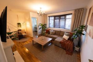 ein Wohnzimmer mit Sofa und Tisch in der Unterkunft Spacious 3-Bed Home with Free Off-Street Parking Near Newcastle in East Howdon