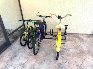 2 biciclette sono parcheggiate l'una accanto all'altra di Heated Pool, Hot Tub, Fire Pit, Games, RV and Boat Parking a Port Charlotte