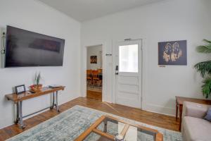 Μια τηλεόραση ή/και κέντρο ψυχαγωγίας στο Near Oaklawn Casino and Dtwn Capones Hideout