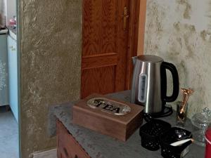 una cafetera en la parte superior de un mostrador con una caja en Old wall House, en Olula del Río