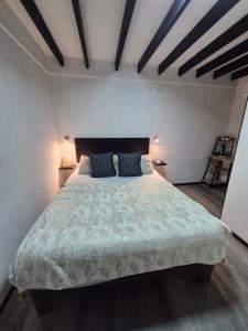 een slaapkamer met een groot bed met blauwe kussens bij Bambu hostal - Alojamiento a pasos del mall y centro in Los Ángeles