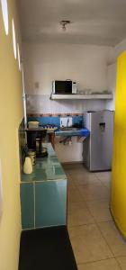 eine Küche mit einer Theke und einem Kühlschrank im Zimmer in der Unterkunft DepartamentoPakal en el corazon de Palenque in Palenque