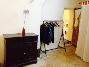 Rustic Liguria في Ceriana: غرفة بها خزانة وثلاجة في الغرفة