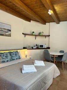 een slaapkamer met 2 bedden en een tafel met stoelen bij Camera Office della Castellina in Monticchio