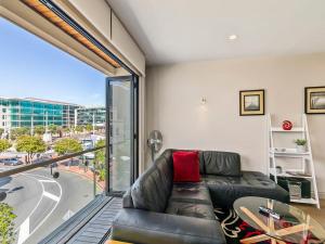 Гостиная зона в Enormous CBD 1BR Unit with Parking by Zodiak Stays +15 фотографий