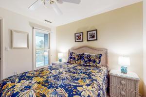 ein Schlafzimmer mit einem Bett und einem Fenster in der Unterkunft Sea Colony - 53033 Lakeshore Dr in Wilgus Subdivision + 37 Fotos
