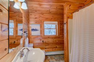 een badkamer met een witte wastafel en een spiegel bij Soothing Waters in Vilas +42 foto's