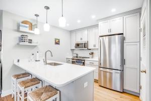 Η κουζίνα ή μικρή κουζίνα στο Sea Colony -- 52006 Canal Ct