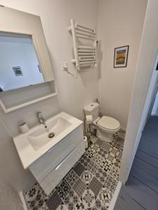 Ένα μπάνιο στο Appartement F2 5B