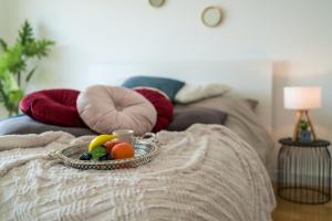 bandeja de fruta encima de la cama en OG2 Rechts 2-Zimmer Wohnung mit Balkon 15min bis Salzburg, en Freilassing