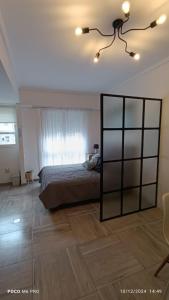 ein Schlafzimmer mit einem Bett und einem Spiegel auf dem Boden in der Unterkunft Entre Ríos y Brown in Mar del Plata