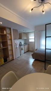 ein Wohnzimmer mit einem Bett und einer Küche in der Unterkunft Entre Ríos y Brown in Mar del Plata