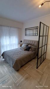 ein Schlafzimmer mit einem großen Bett und einem Fenster in der Unterkunft Entre Ríos y Brown in Mar del Plata