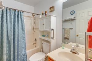 Ένα μπάνιο στο Wine and BBQ Trail Fun Home with Hot Tub in Lexington +18 φωτογραφίες