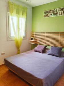 una camera da letto con un letto grande con una finestra di Sun&Sand Cotillo a Cotillo