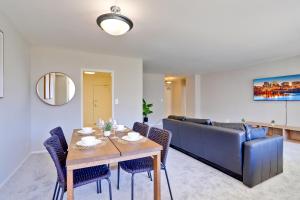 Addison HeightsにあるSpacious Apt in Arlington W Fitness Centerのテーブルとソファのあるリビングルーム