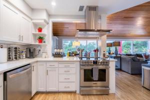 Dapur atau dapur kecil di Spacious 4bd Beach House - Pet-friendly