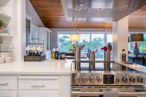 eine Küche mit einem Herd und einem großen Fenster in der Unterkunft Spacious 4bd Beach House - Pet-friendly in Manzanita