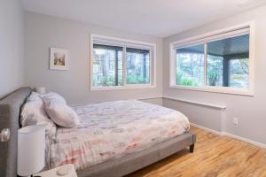 Katil atau katil-katil dalam bilik di Spacious 4bd Beach House - Pet-friendly