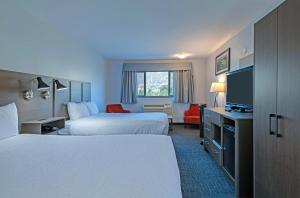 Кровать или кровати в номере Riverland Inn & Suites +77 фотографий