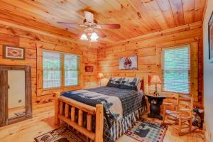 Un dormitorio con una cama en una cabaña de troncos en Kaylee's Kabin, en Vilas