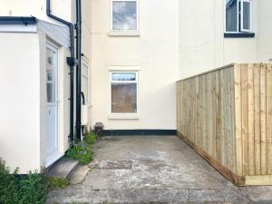 ein Holzzaun vor einem Haus in der Unterkunft Entire house in central Bournemouth, sleeps 8, 13 min walk to beach in Bournemouth