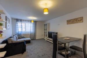 a living room with a couch and a table at Central Luton Ground Floor Flat Sleeps 4 in Luton