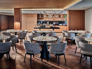 restauracja ze stołami i krzesłami oraz barem w obiekcie Swissotel Tashkent w Taszkiencie