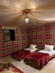 Postel nebo postele na pokoji v ubytování Wadi Rum Aura Camp