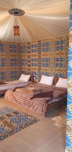 Postel nebo postele na pokoji v ubytování Wadi Rum Aura Camp