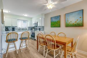 Η κουζίνα ή μικρή κουζίνα στο Sea Colony - 2006E Brighton Ct