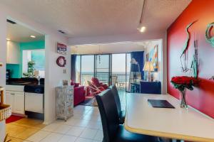 Dapur atau dapur kecil di Sea Colony - 908 Dover House Rd