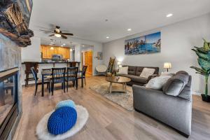 Una sala de estar con un sofá y un comedor. en 2BDR Condo - Three Minutes to Olympic Valley!, en Tahoe City